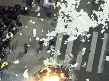 超级碗狂欢变骚乱,老鹰球迷拆灯杆、纵火狂欢,警方逮捕17人